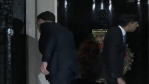 Rishi Sunak Locked: जब नीदरलैंड के पीएम मार्क रुट संग घर के बाहर फंस गए ब्रिटेन के प्रधानमंत्री ऋषि सुनक!, देखिए वायरल Video