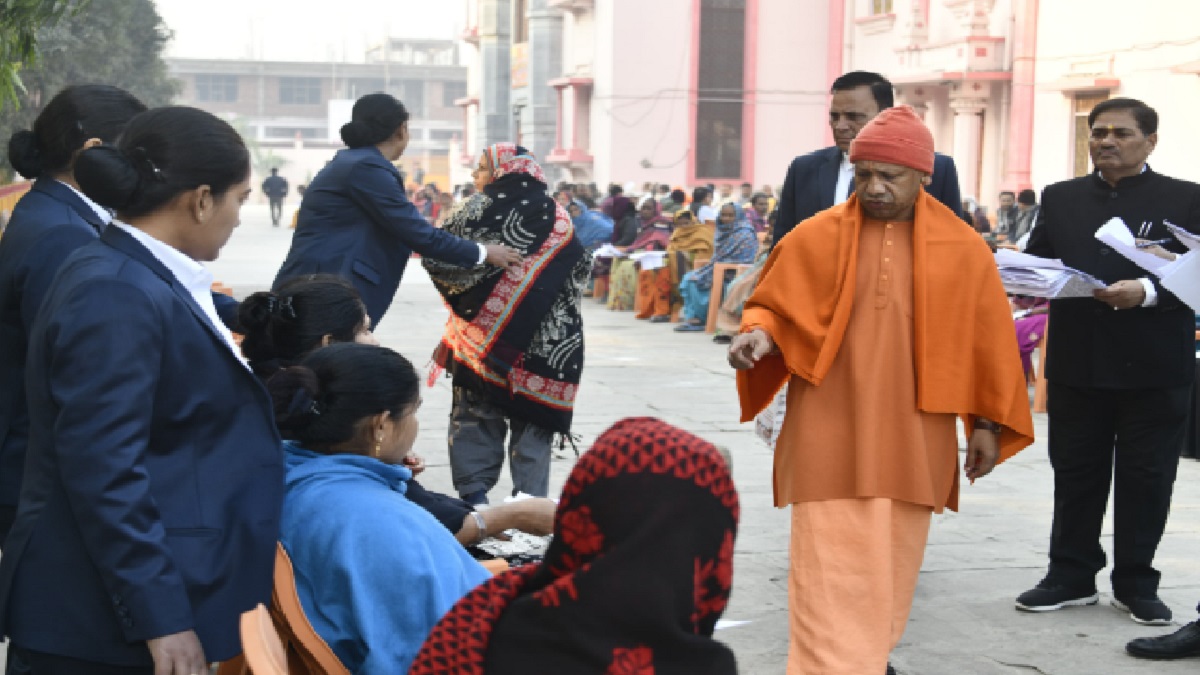 UP: जनता दर्शन में मुख्यमंत्री योगी आदित्यनाथ योगी ने सुनीं 300 लोगों की समस्याएं