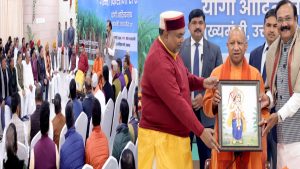 UP: मुख्यमंत्री योगी आदित्यनाथ ने अपने सरकारी आवास पर गन्ना किसानों से किया संवाद