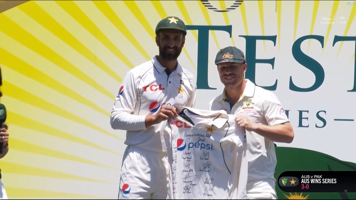 David Warner: अपने आखिरी टेस्ट में पाकिस्तानी टीम से मिला डेविड वॉर्नर को ‘स्पेशल गिफ्ट’, भावुक नजर आया ऑस्ट्रेलिया का दिग्गज