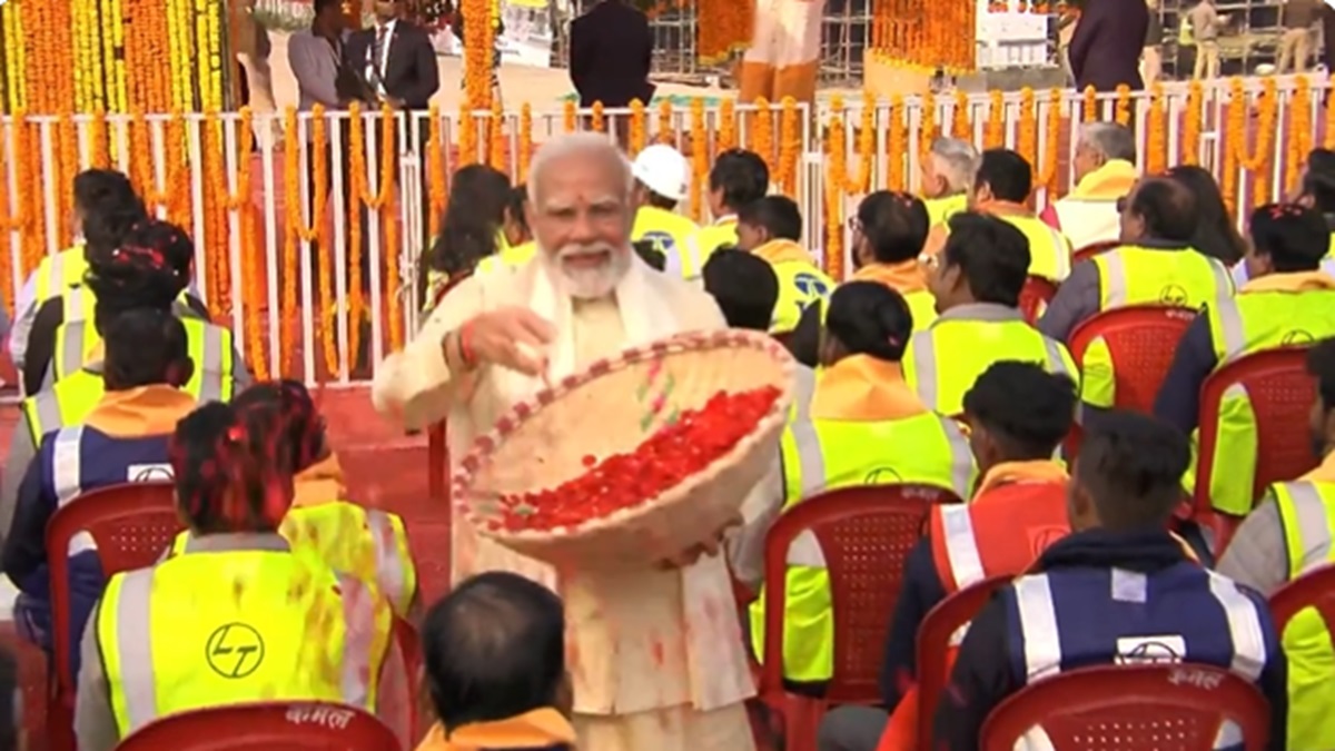 Watch Video: प्राण प्रतिष्ठा के बाद PM मोदी ने राम मंदिर के निर्माण में लगे श्रमवीरों को किया सम्मानित, की पुष्पवर्षा