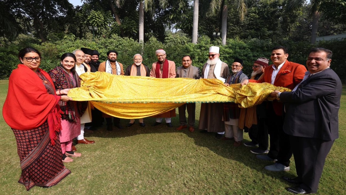 PM Modi Photos: PM मोदी ने की मुस्लिम समुदाय के प्रतिनिधिमंडल से मुलाकात, अजमेर शरीफ भेजी चादर, कही ये बात