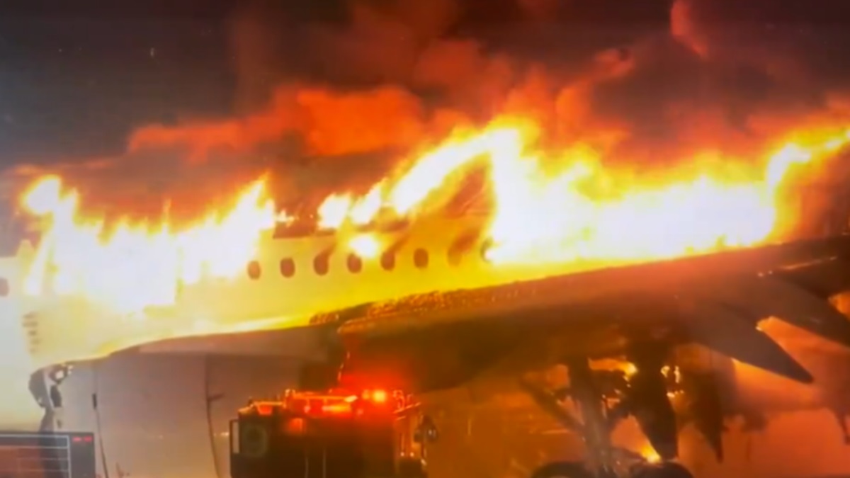 Japan Airlines plane in flames on Runway: भूकंप और सुनामी के बाद जापान में हुआ बड़ा हादसा, एयरपोर्ट पर लैंड करते समय प्लेन में लगी आग