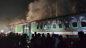 Bangladesh Train Fire: बांग्लादेश में आम चुनाव से एक दिन पहले जमकर हिंसा, राजधानी ढाका के पास ट्रेन में आगजनी से 5 लोगों की मौत; तमाम भारतीय यात्री थे सवार