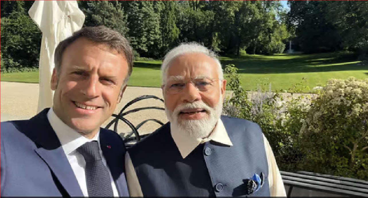 Emmanuel Macron Arrives in India: ‘पेरिस से आया मेरा दोस्त…दोस्त को सलाम करो’, भारत पहुंचे फ्रांस के राष्ट्रपति इमैनुएल मैक्रों