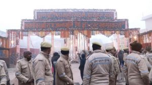 Ayodhya Ram Mandir: राम मंदिर में भीड़ के बढ़ते ही अयोध्या पुलिस का बड़ा फैसला, मेन गेट पर एंट्री बैन, जानिए अब कहां से होंगे दर्शन