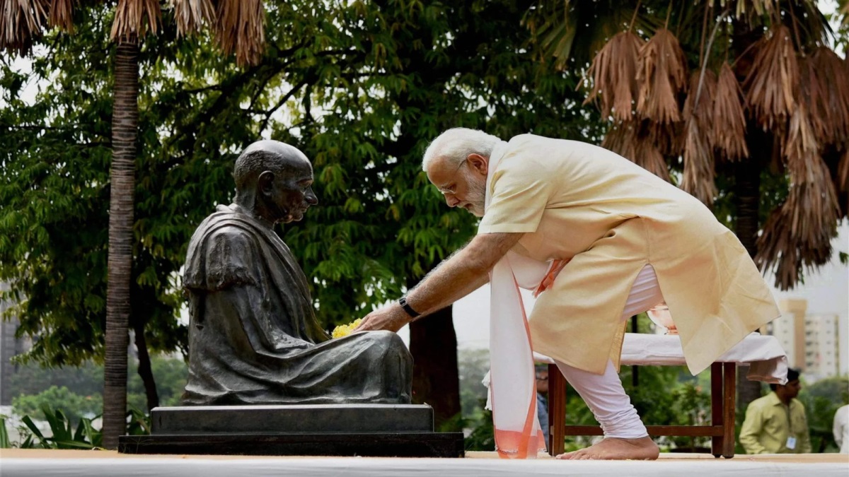 Mahatma Gandhi And PM Modi: सत्ता संभालने के बाद महात्मा गांधी की बात नहीं करते पीएम नरेंद्र मोदी, डायरी के पन्नों से देखिए किस तरह जीवन में किया आत्मसात
