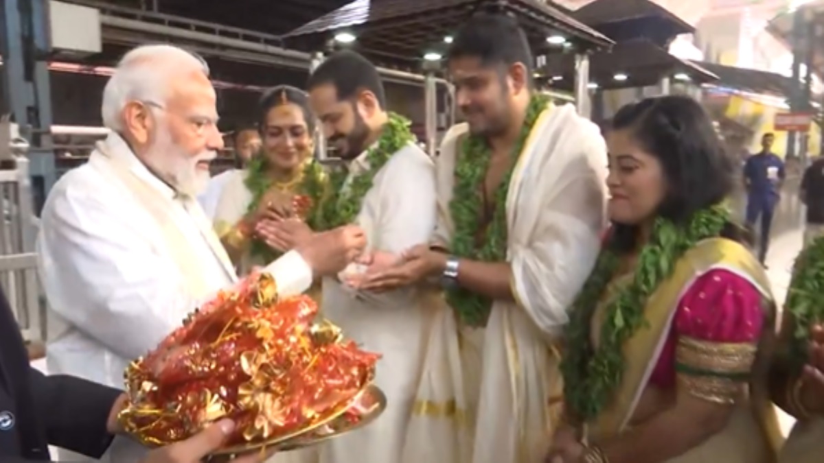 PM Modi At Guruvayur Temple: केरल के प्रसिद्ध गुरुवयूर मंदिर में पीएम मोदी ने की पूजा, विवाह समारोह में शामिल होकर दंपतियों को दिया प्रसाद और आशीर्वाद