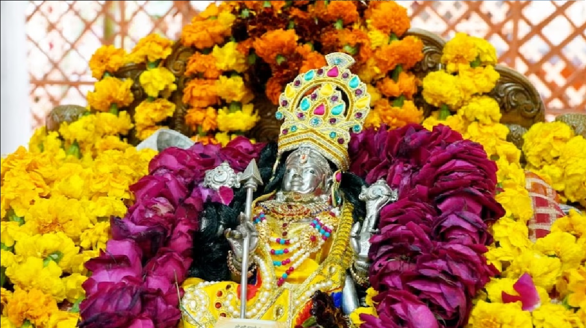 Ayodhya Ram Mandir: गर्भगृह के आसन में स्थापित हुई रामलला की मूर्ति, 22 तारीख को होगी प्राण प्रतिष्ठा