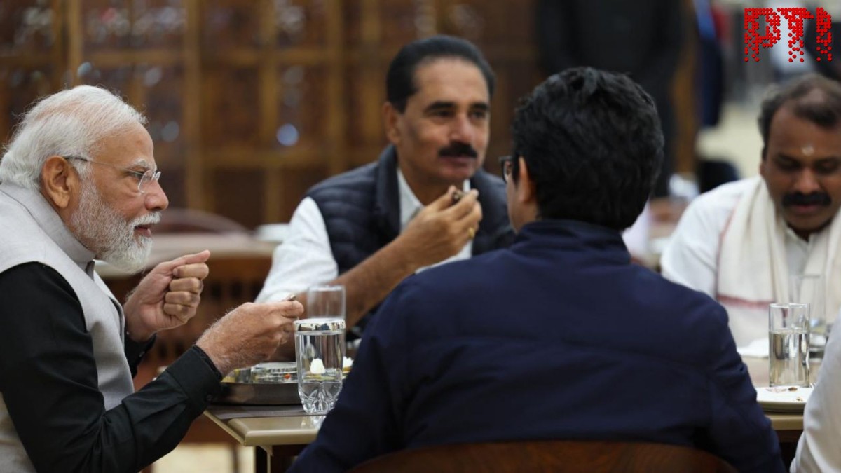 PM Modi Lunch With MP’s: ‘चलिए आपको आज एक सजा देता हूं..’ कहकर सांसदों को संसद की कैंटीन में ले गए पीएम मोदी, साथ किया लंच