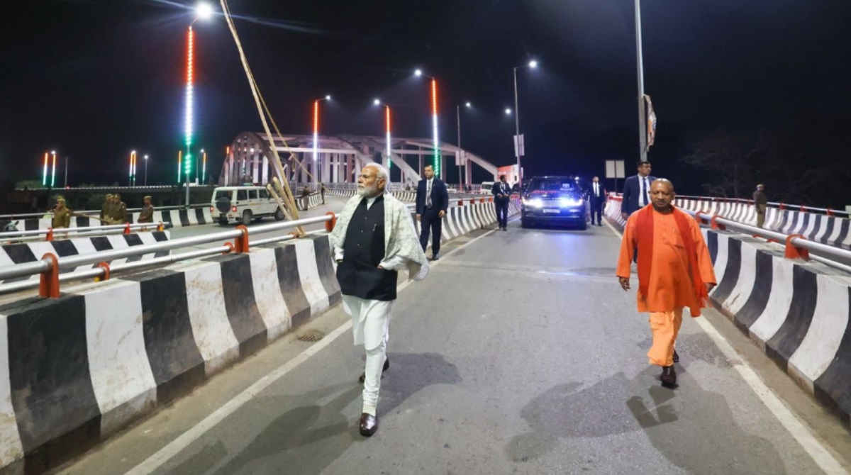 PM Narendra Modi in Varanasi: आधी रात काशी की सड़कों पर पीएम मोदी का जलवा, हाईवे का निरीक्षण कर जीता लोगों का दिल