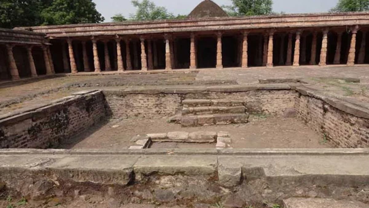 ASI Survey Of Bhojshala: धार स्थित भोजशाला के एएसआई सर्वे में धड़ाधड़ निकल रहीं प्राचीन मूर्तियां, मुस्लिम इस जगह को बताते हैं कमाल मौला मस्जिद