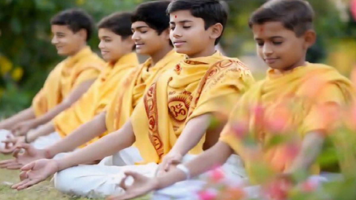 Auspicious Mantra of Hindu Dharma: अपने बच्चों को जरूर सिखाएं हिंदू धर्म के ये 15 शक्तिशाली मंत्र, होगा फायदा