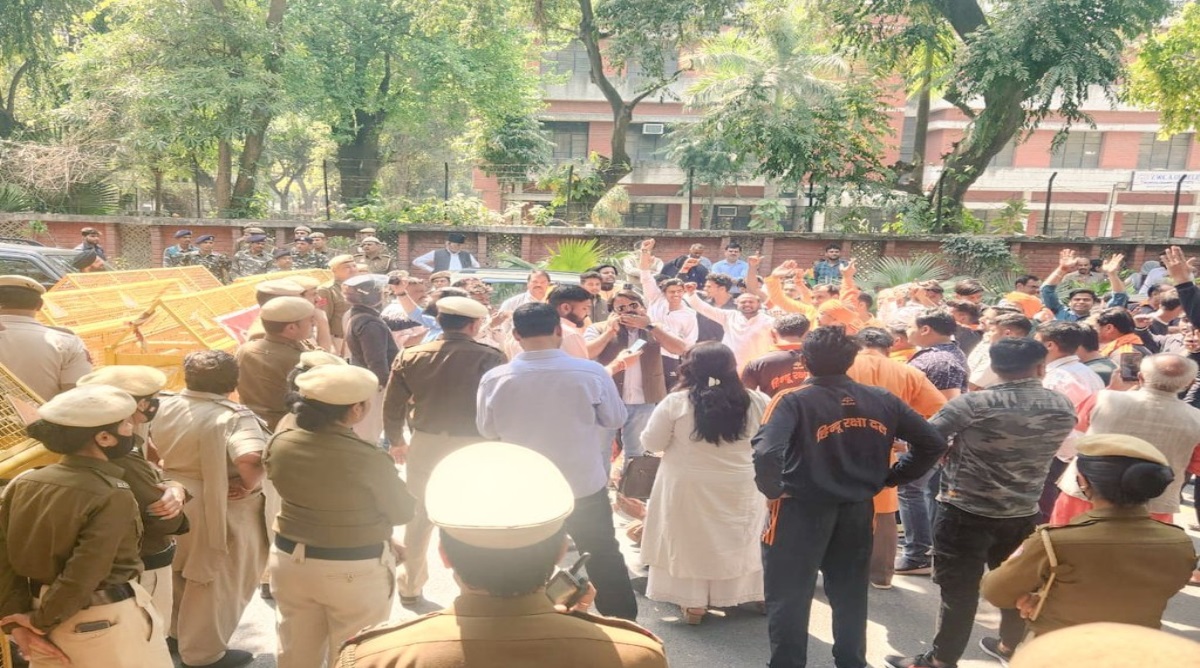 SI Manoj Tomar : दिल्ली पुलिस के सस्पेंड एसआई मनोज तोमर के समर्थन में हिंदू संगठनों ने किया प्रदर्शन