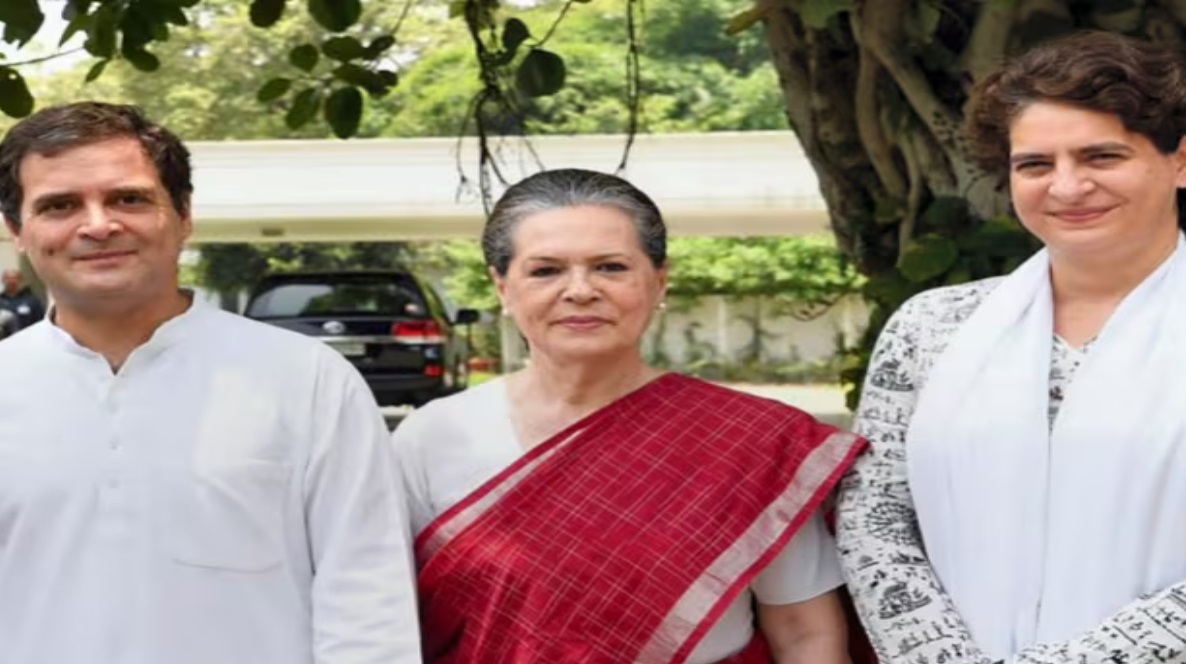 Strange Irony With Gandhi Family : आखिर क्यों अपनी ही पार्टी कांग्रेस को वोट नहीं देंगे सोनिया, प्रियंका और राहुल? जानिए क्या है पूरा मामला…