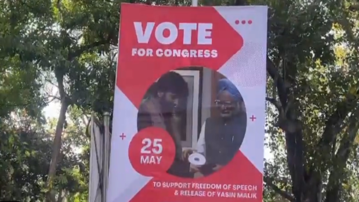Terrorist On Congress Support Poster: आतंकी यासीन मलिक से हाथ मिलाते मनमोहन सिंह के फोटो वाले पोस्टर से की गई कांग्रेस को वोट देने की अपील, बीजेपी नेता अमित मालवीय ने शेयर किया वीडियो