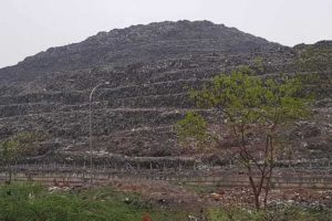 Fire In Ghazipur Landfill Site: आग लगती रहती है और सियासत भी गर्माती है, जानिए इसके बाद भी गाजीपुर में कूड़े का पहाड़ आखिर हटाया क्यों नहीं जाता?