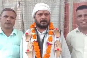 Unique Style Of Election Campaign : अलीगढ़ में चप्पलों की माला पहनकर वोट मांग रहा निर्दलीय प्रत्याशी, कारण जानकर छूट जाएगी हंसी, जानिए इसके पीछे की वजह…