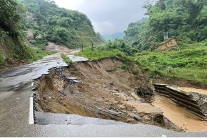 Landslide in Arunachal Pradesh : अरुणाचल प्रदेश में बारिश बनी आफत, चीन सीमा के पास भूस्खलन, कई क्षेत्रों से संपर्क टूटा