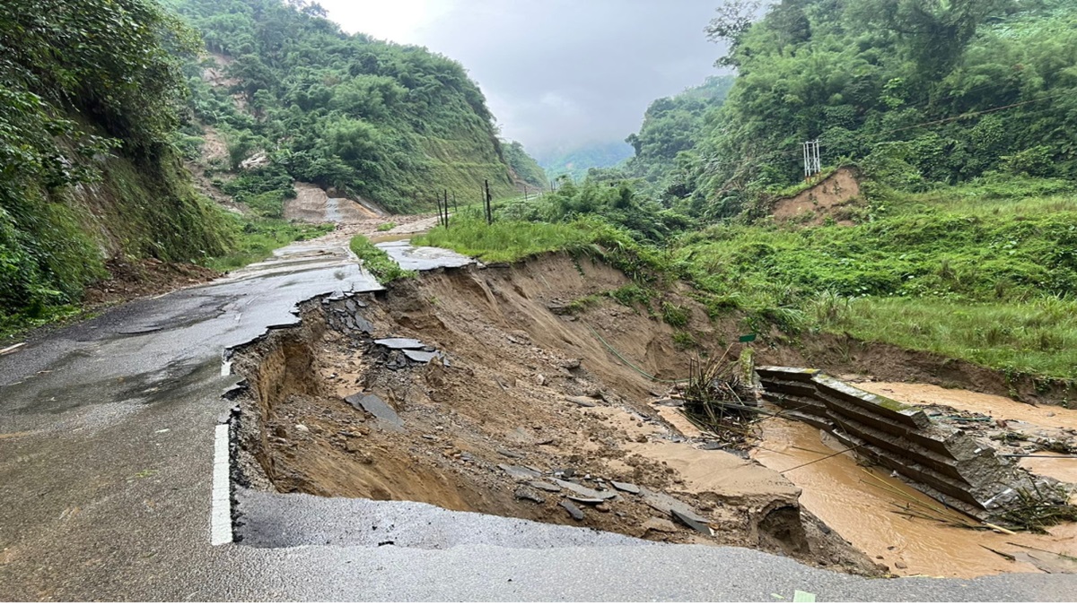Landslide in Arunachal Pradesh : अरुणाचल प्रदेश में बारिश बनी आफत, चीन सीमा के पास भूस्खलन, कई क्षेत्रों से संपर्क टूटा