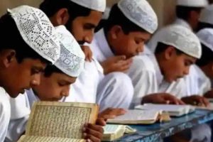 Politics Heats Up On Muslim Population: भारत में मुस्लिम आबादी बढ़ने और हिंदुओं की संख्या घटने पर सियासत गर्माई, गिरिराज सिंह का कांग्रेस पर निशाना तो विपक्ष का पलटवार