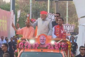 PM Modi’s Road Show In Ghaziabad : पीएम नरेंद्र मोदी के रोड शो में उमड़ी समर्थकों की भीड़, जय श्रीराम और मोदी-मोदी के लगे नारे