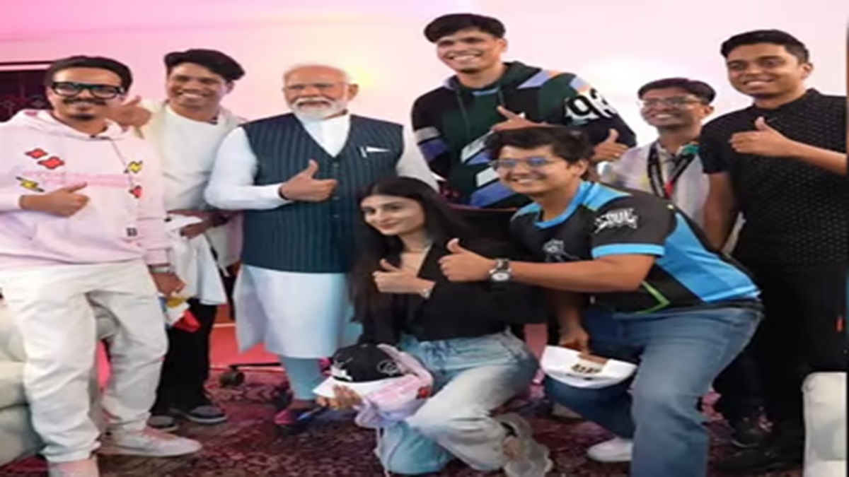 PM Narendra Modi Interacts With Indian Gamers : पीएम नरेंद्र मोदी ने टॉप वीडियो गेम खिलाड़ियों से मुलाकात में अपने सफेद बालों को लेकर खोला राज़, जानिए क्या बताया…