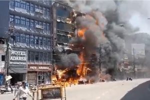 Patna Hotel Fire : ढाई घंटे की कड़ी मशक्कत के बाद पटना के होटल में बुझी आग, 6 लोगों की मौत, 7 गंभीर रूप से झुलसे