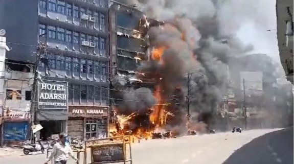 Patna Hotel Fire : ढाई घंटे की कड़ी मशक्कत के बाद पटना के होटल में बुझी आग, 6 लोगों की मौत, 7 गंभीर रूप से झुलसे