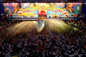 Pushpadolotsav: भगवान स्वामीनारायण की स्मृति में मनाया गया पुष्पदोलोत्सव, महंत स्वामी महाराज के सानिध्य में सारंगपुर के रंगोत्सव में डूबे 75000 हरिभक्त