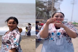 Rani Chatterjee: गर्मी से बचने के लिए रानी चटर्जी का ठंडा बर्फ का टोटका, समंदर किनारे खा रही “गोला”