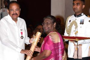 Padma Award Ceremony : पूर्व उपराष्ट्रपति वेंकैया नायडू समेत तमाम हस्तियां पद्म पुरस्कारों से सम्मानित, जानिए किसे मिला कौन सा सम्मान