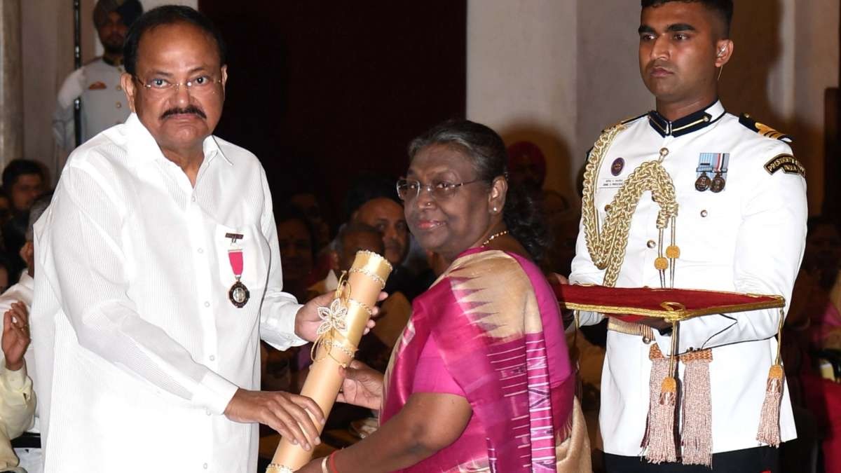 Padma Award Ceremony : पूर्व उपराष्ट्रपति वेंकैया नायडू समेत तमाम हस्तियां पद्म पुरस्कारों से सम्मानित, जानिए किसे मिला कौन सा सम्मान