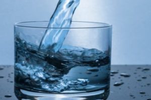 How Much Water To Drink In Summer: गर्मी में कितना पानी पीना चाहिए और क्या ज्यादा पानी कर सकता है शरीर का नुकसान?; जानिए इन दोनों सवालों के जवाब