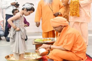 CM Yogi Adityanath Performed Kanya Pujan : यूपी सीएम योगी आदित्यनाथ ने रामनवमी पर कन्यापूजन के साथ किए कुछ खास काम