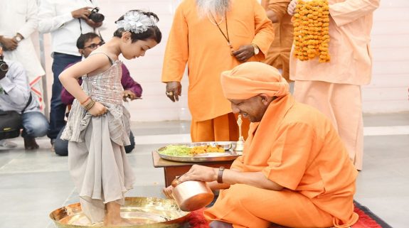 CM Yogi Adityanath Performed Kanya Pujan : यूपी सीएम योगी आदित्यनाथ ने रामनवमी पर कन्यापूजन के साथ किए कुछ खास काम