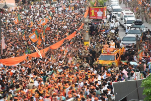 PM Modi Road Show In Varanasi: ढोल नगाड़ों की गूंज, सड़कों पर उमड़ा जनसैलाब, पीएम मोदी के वाराणसी में रोड शो में दिखे अद्भुत नज़ारे