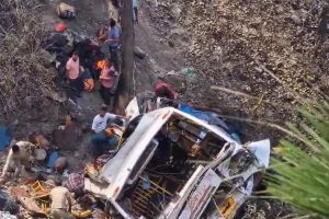 Tragic Road Accident in Akhnoor : जम्मू-कश्मीर के अखनूर में खाई में गिरी बस, 21 श्रद्धालुओं की मौत, 40 अन्य घायल