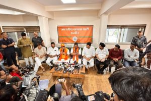 Akshay Kanti Bam Slams Congress: इंदौर से कांग्रेस का नामांकन वापस लेने वाले अक्षय कांति बम ने खोला मुंह, बोले- कोई मदद नहीं दे रहे थे