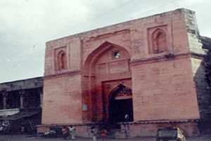Atala Masjid: यूपी के जौनपुर स्थित अटाला मस्जिद को हिंदू मंदिर बताकर कोर्ट में वाद दाखिल, जानिए क्या किया गया है दावा