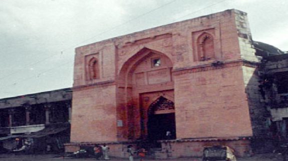 Atala Masjid: यूपी के जौनपुर स्थित अटाला मस्जिद को हिंदू मंदिर बताकर कोर्ट में वाद दाखिल, जानिए क्या किया गया है दावा