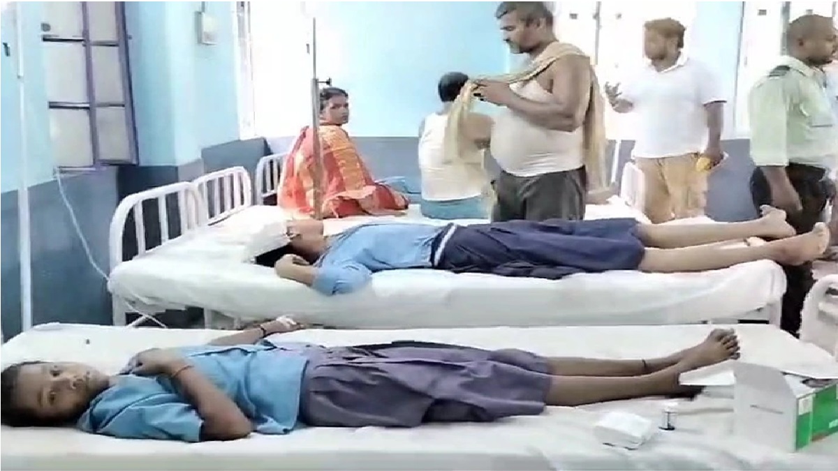 Many Students Faint In School Due To Heat : बिहार के शेखपुरा और बेगूसराय में गर्मी के चलते कई छात्राएं स्कूल में हुईं बेहोश, आनन-फानन में अस्पताल में कराया गया भर्ती