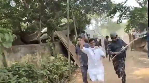 Attack On BJP Candidate In Bengal : पश्चिम बंगाल में बीजेपी उम्मीदवार पर हमला, जान बचाने को पैदल भागे, सिर फूटा, वीडियो वायरल