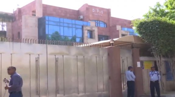 Bomb Scare In Delhi-Noida Schools: दिल्ली और नोएडा के कई स्कूलों को बम से उड़ाने की धमकी, शुरुआती जांच में पुलिस को मिली ये खास जानकारी