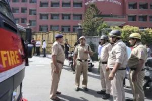 Bomb Threat In Delhi-NCR Schools : दिल्ली-एनसीआर के स्कूलों में अभी तक कुछ संदिग्ध नहीं मिला, आईपी एड्रेस रूस का, गृह मंत्रालय ने कहा…
