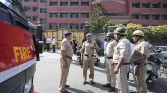 Bomb Threat In Delhi-NCR Schools : दिल्ली-एनसीआर के स्कूलों में अभी तक कुछ संदिग्ध नहीं मिला, गृह मंत्रालय ने कहा-संंभवत: ये फर्जी कॉल