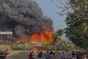 Massive Fire In TRP Gaming Zone Of Rajkot : राजकोट के टीआरपी गेमिंग जोन में लगी भीषण आग, कई लोग जिंदा जले, आग बुझाने के किए जा रहे प्रयास