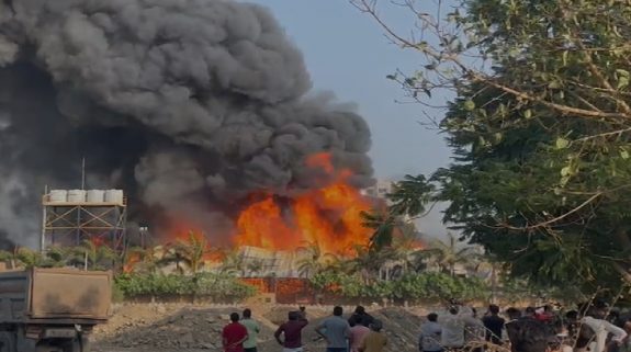 Massive Fire In TRP Gaming Zone Of Rajkot : राजकोट के टीआरपी गेमिंग जोन में लगी भीषण आग, कई लोग जिंदा जले, आग बुझाने के किए जा रहे प्रयास