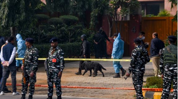 Bomb Threat in Delhi Hospitals : जीटीबी समेत दिल्ली के कई अस्पतालों में फिर मिली बम की धमकी, छानबीन जारी