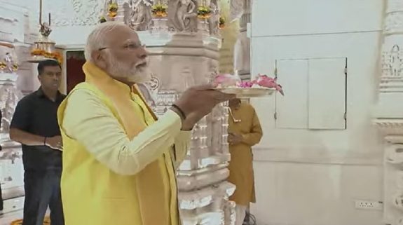 PM Modi Does Darshan Of Ramlala: लोकसभा चुनाव की रैलियां निपटाकर अयोध्या में भगवान रामलला के मंदिर पहुंचे पीएम मोदी, प्राण प्रतिष्ठा के बाद पहली बार किए दर्शन